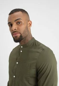 Pier One Muscle Fit Stand- Shirt - Oliv 9 Pier One Muscle Fit Stand- Shirt - Oliv -Pier One Shop 259eaf52e4d4427a96fee394df68933f