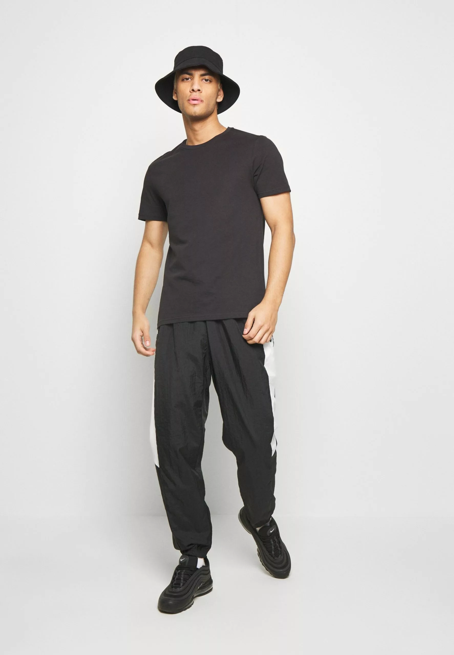 Pier One 7 Pack - Basic T-Shirt - Black 2 Pier One 7 Pack - Basic T-Shirt - Black - Image 2