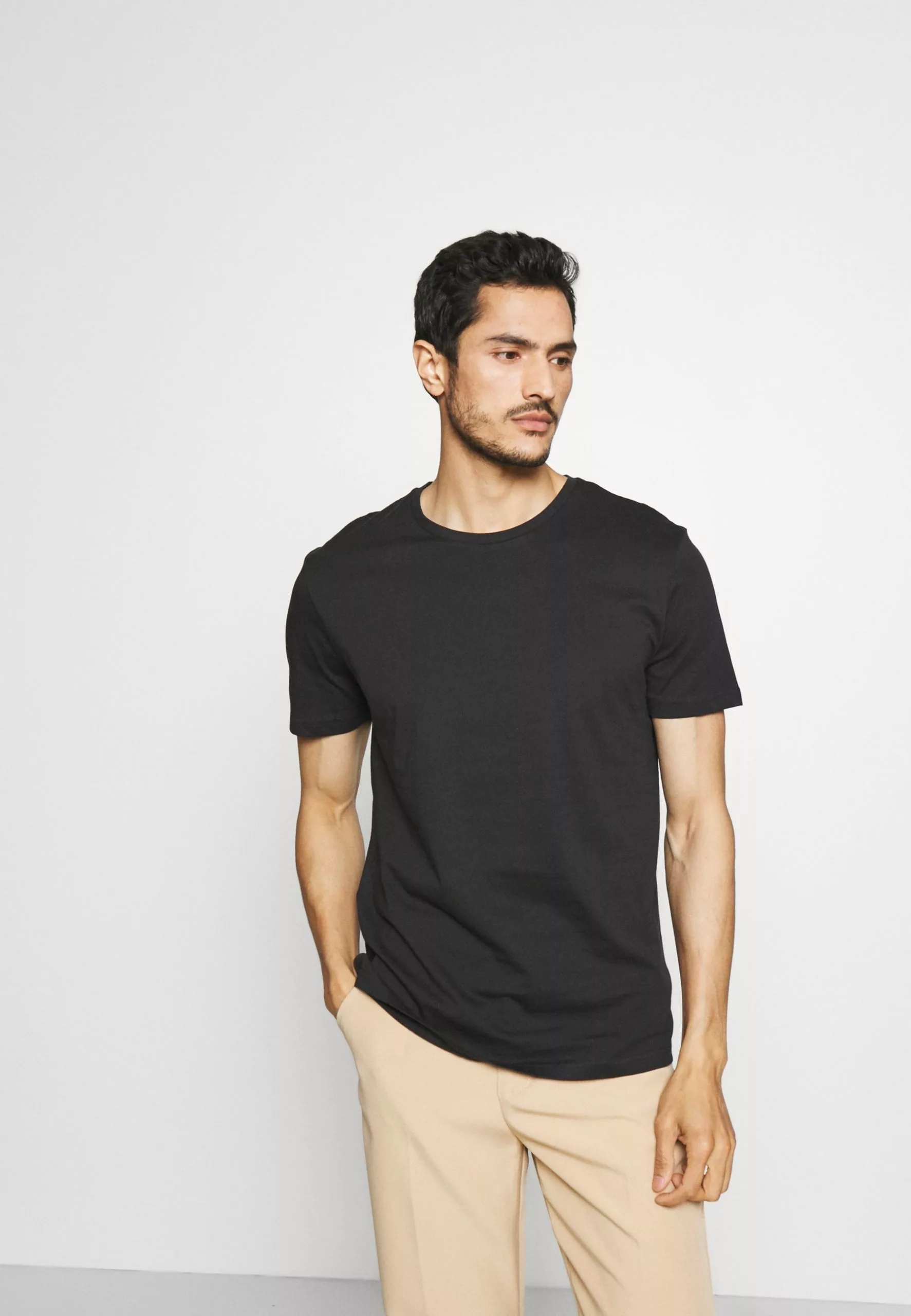 Pier One 5 Pack - Basic T-Shirt - White/Black/Bordeaux 7 Pier One 5 Pack - Basic T-Shirt - White/Black/Bordeaux - Image 7