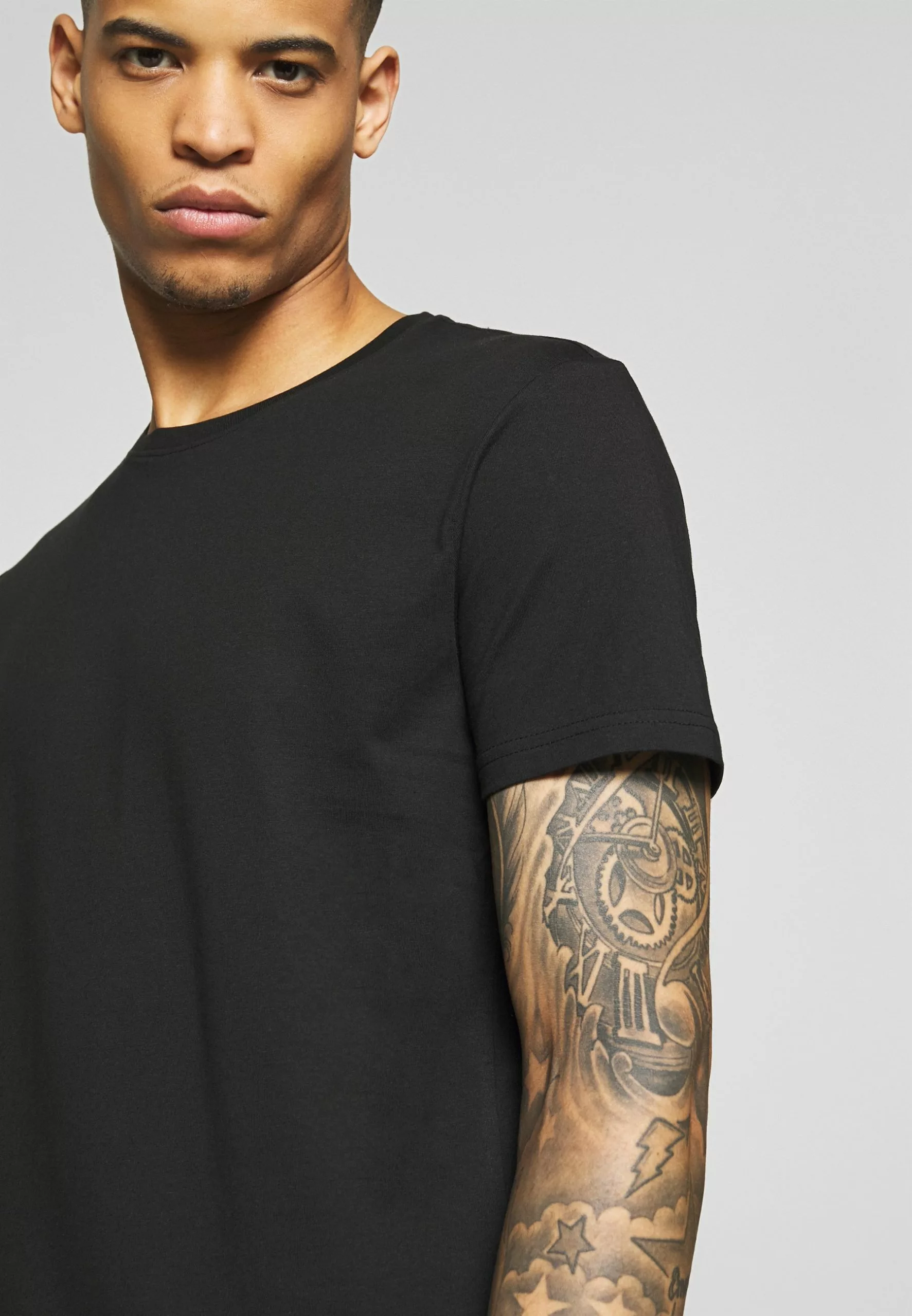 Pier One 3 Pack - Basic T-Shirt -Black/ White 5 Pier One 3 Pack - Basic T-Shirt -Black/ White - Image 5