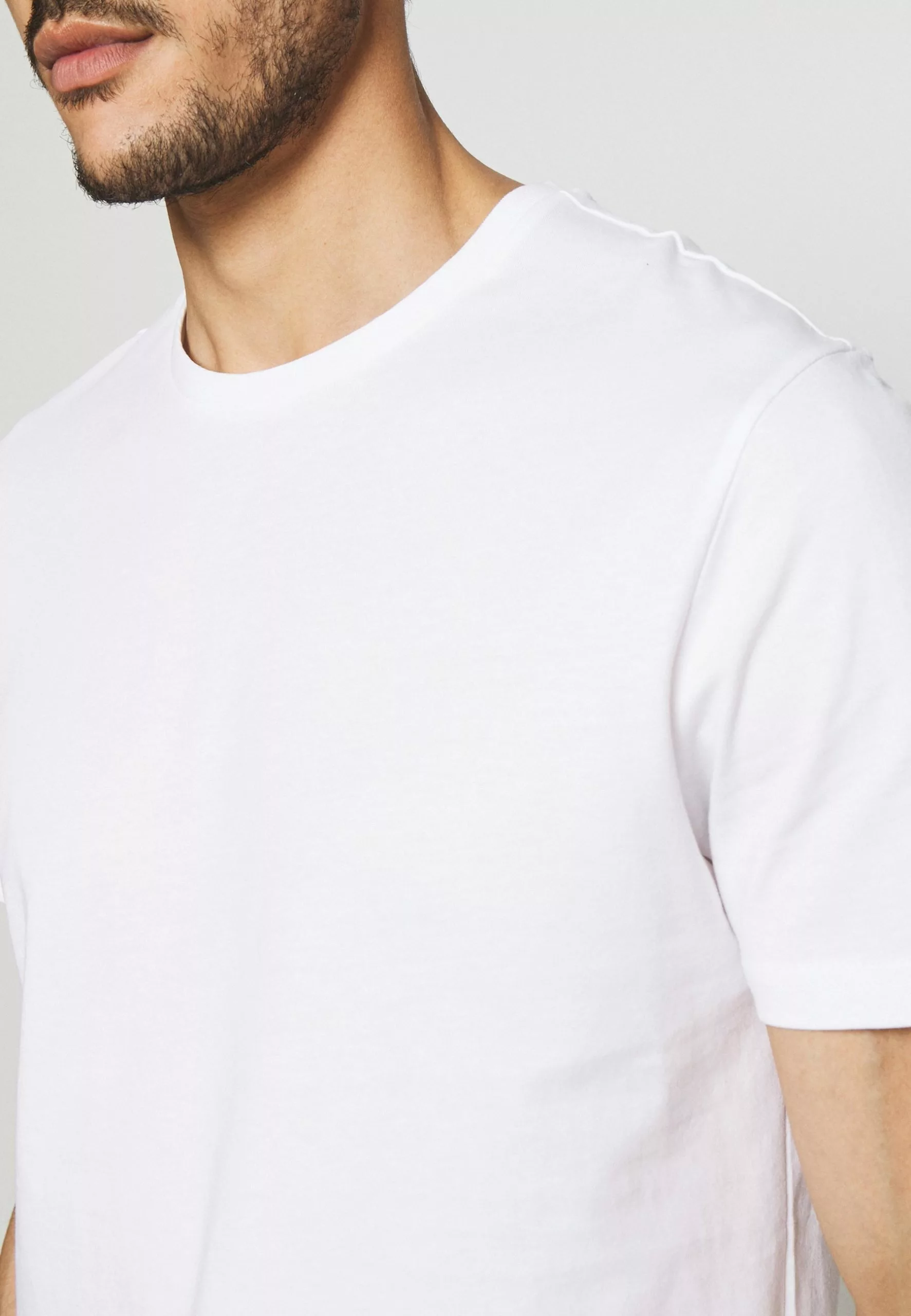 Pier One 5 Pack - Basic T-Shirt - White/Black/Bordeaux 10 Pier One 5 Pack - Basic T-Shirt - White/Black/Bordeaux - Image 10