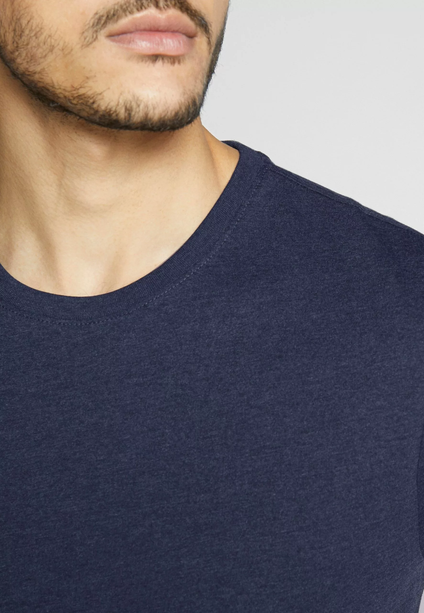 Pier One 4 Pack - Basic T-Shirt - Black/White/Blue 5 Pier One 4 Pack - Basic T-Shirt - Black/White/Blue - Image 5