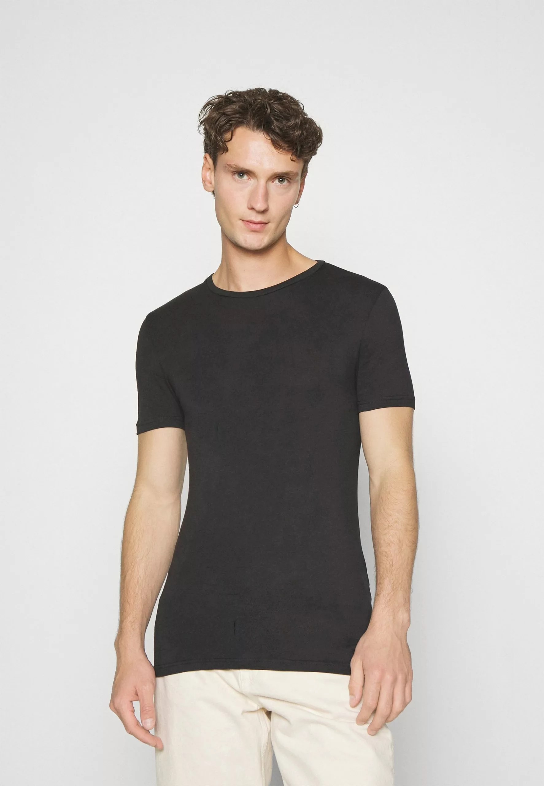 Pier One 3 Pack Muscle Fit- Basic T-Shirt - Black 2 Pier One 3 Pack Muscle Fit- Basic T-Shirt - Black - Image 2