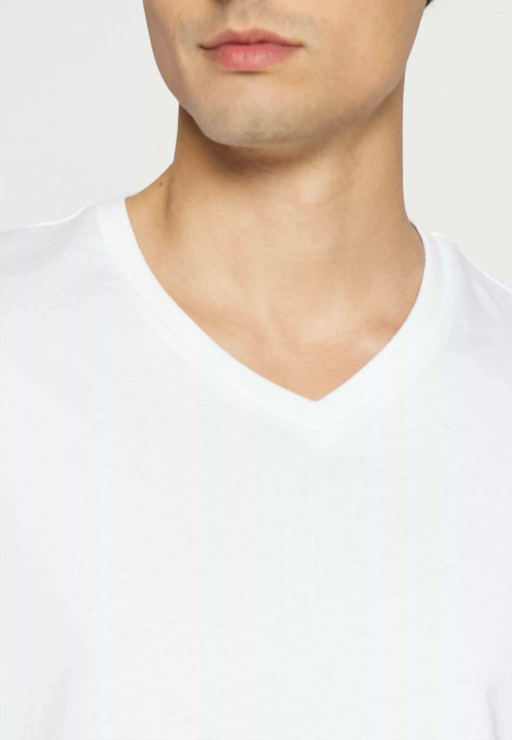 Pier One V Neck Bird Tonal 3 Pack - Basic T-Shirt - White/Dark Green/Black 7 Pier One V Neck Bird Tonal 3 Pack - Basic T-Shirt - White/Dark Green/Black - Image 7