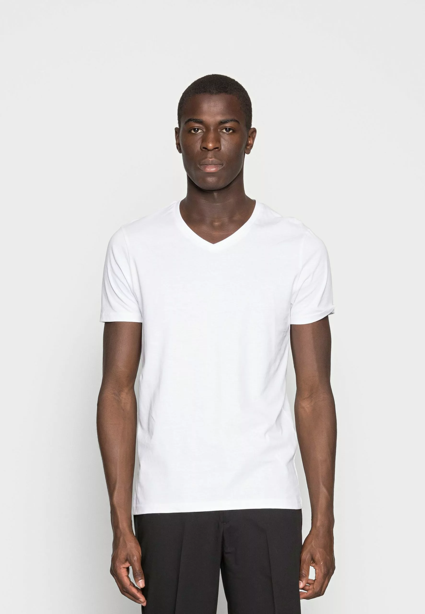 Pier One 3 Pack- Basic T-Shirt - White/Black/Light Grey 2 Pier One 3 Pack- Basic T-Shirt - White/Black/Light Grey - Image 2