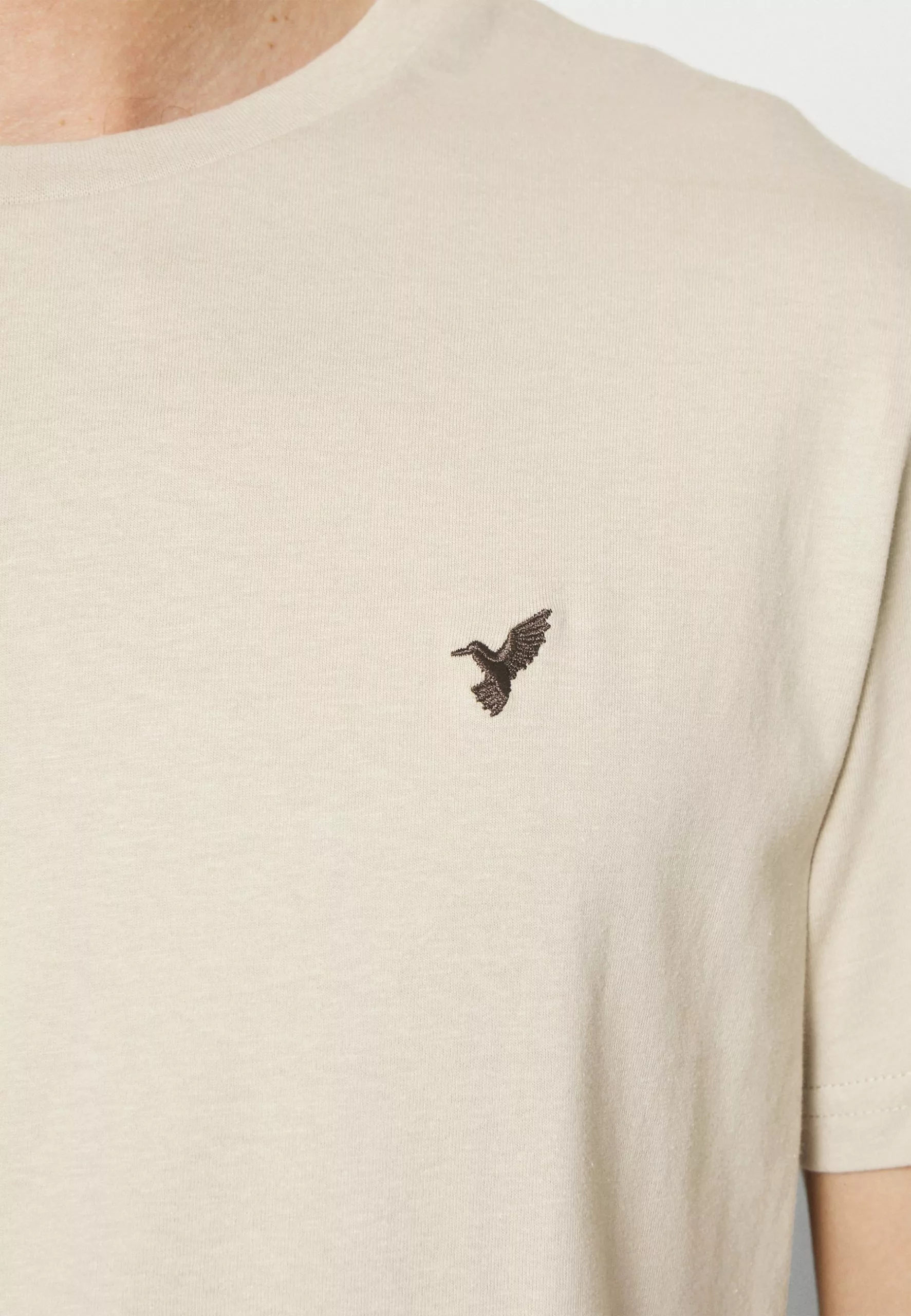 Pier One 3 Pack - Basic T-Shirt - Dark Blue/Beige/Dark Brown 7 Pier One 3 Pack - Basic T-Shirt - Dark Blue/Beige/Dark Brown - Image 7