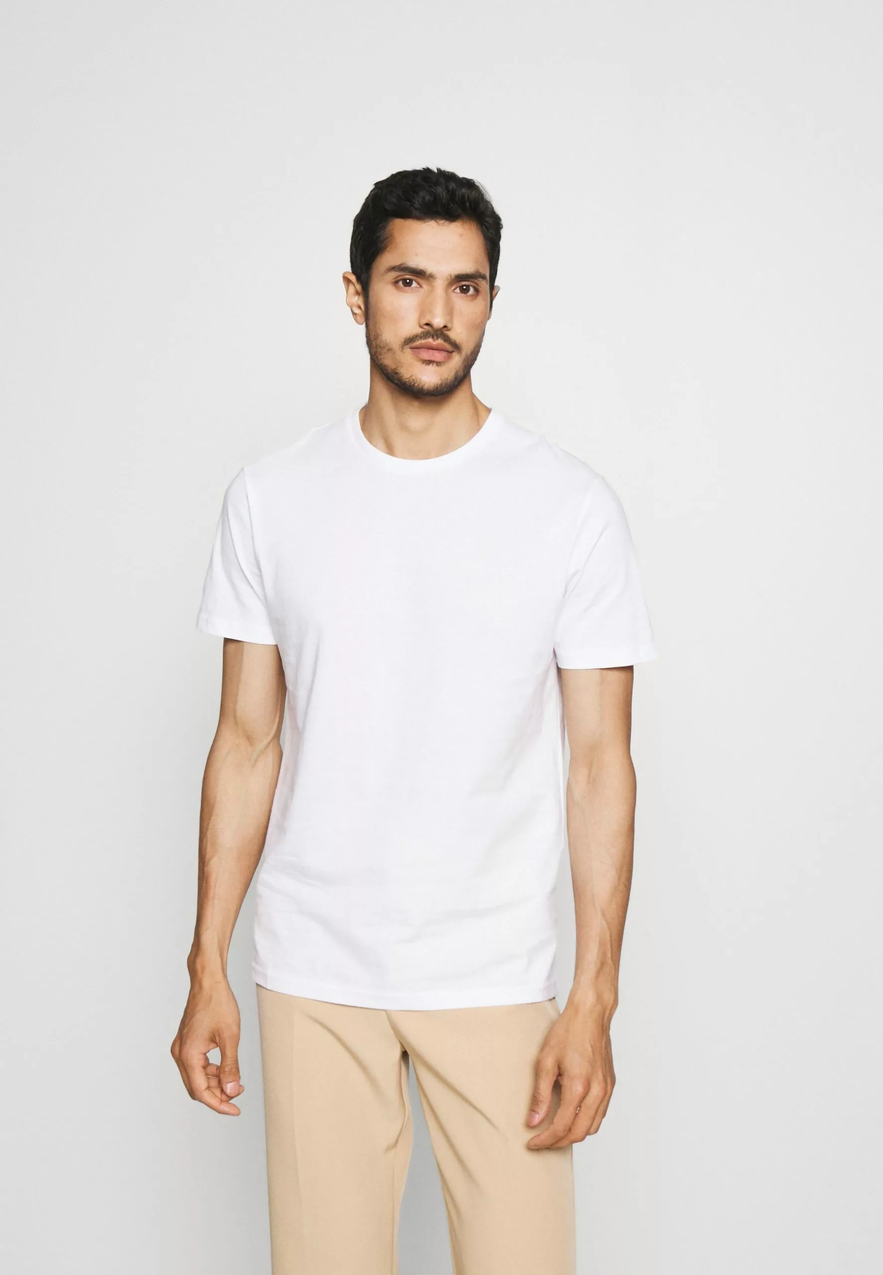 Pier One 5 Pack - Basic T-Shirt - White/Black/Bordeaux 2 Pier One 5 Pack - Basic T-Shirt - White/Black/Bordeaux - Image 2
