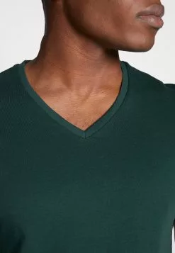 Pier One 3 Pack- Basic T-Shirt - Black, Grey, Green 9 Pier One 3 Pack- Basic T-Shirt - Black, Grey, Green -Pier One Shop 75d8e7abd9c649fe8ff382e42bf08591