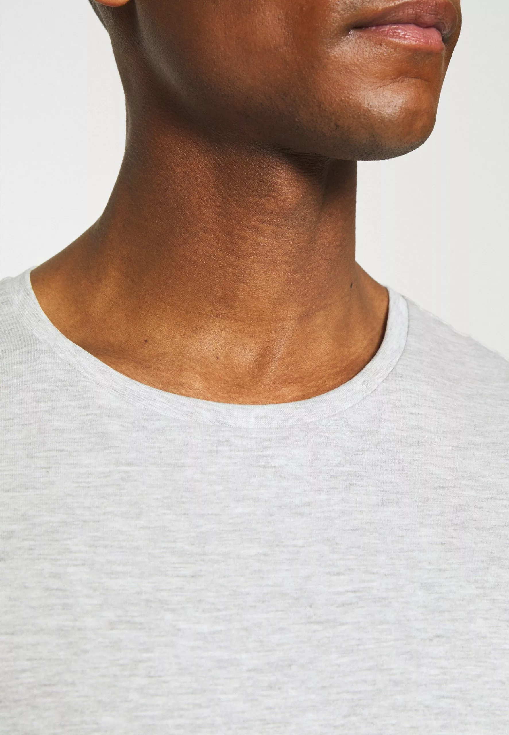 Pier One 5 Pack - Basic T-Shirt - Black/White/Light Grey 7 Pier One 5 Pack - Basic T-Shirt - Black/White/Light Grey - Image 7