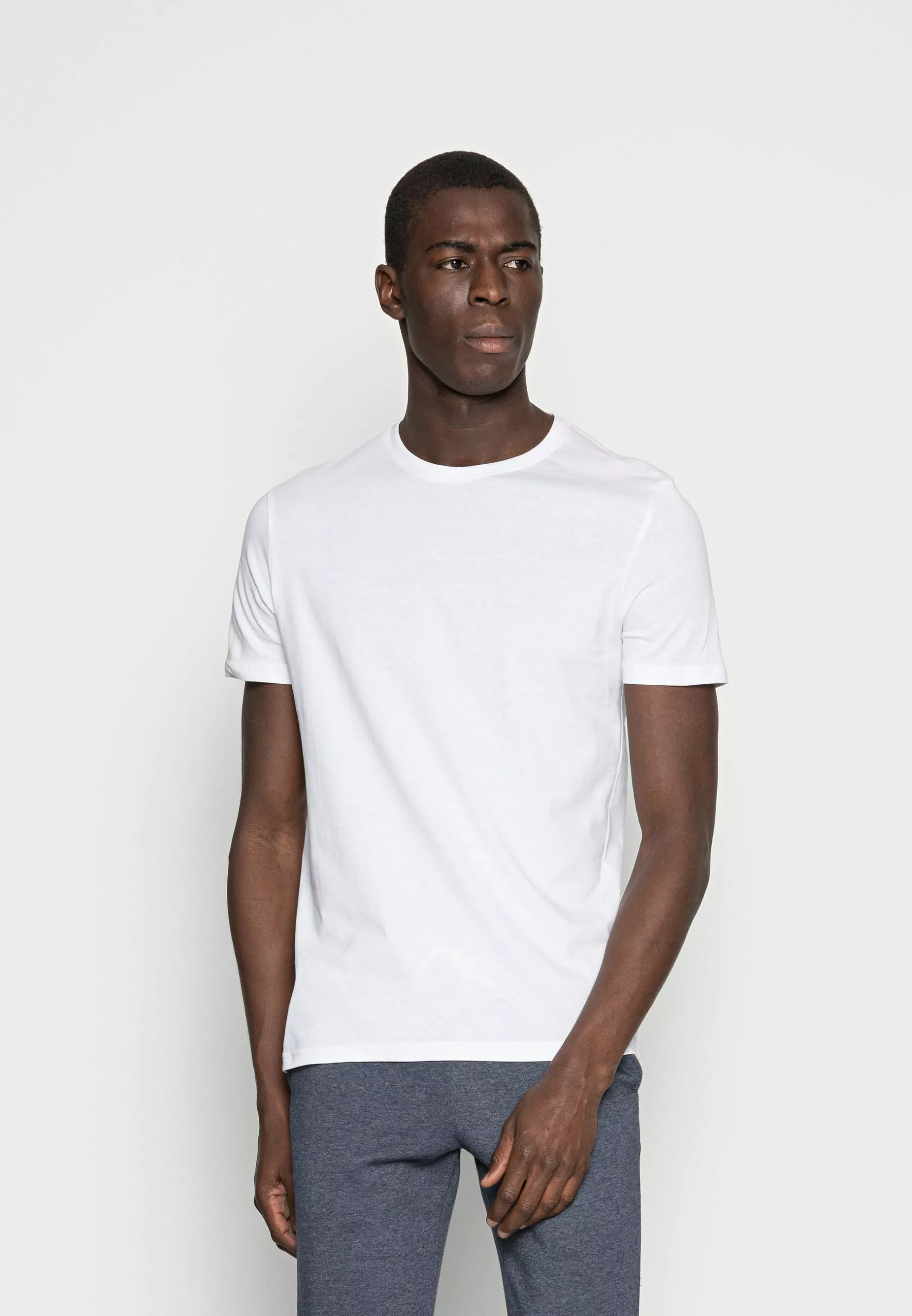 Pier One 3 Pack - Basic T-Shirt - White/Black/Light Grey 2 Pier One 3 Pack - Basic T-Shirt - White/Black/Light Grey - Image 2