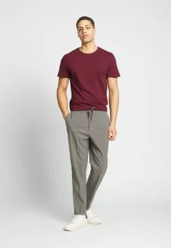 Pier One 3 Pack - Basic T-Shirt - White/Dark Blue/Red 6 Pier One 3 Pack - Basic T-Shirt - White/Dark Blue/Red -Pier One Shop 7d46c406b4f84647b7fcf18328327658