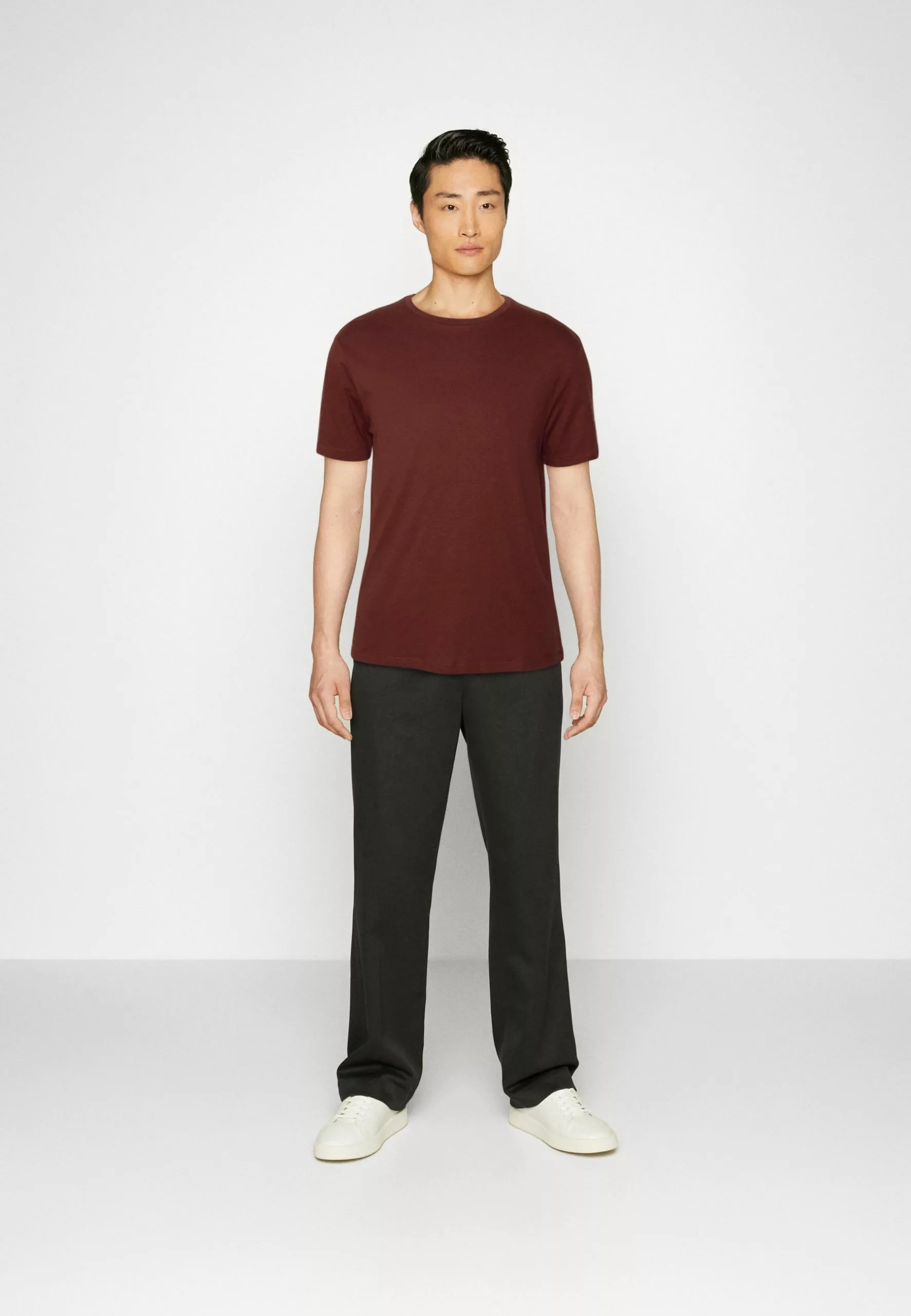 Pier One 7 Pack - Basic T-Shirt - Black/Dark Blue/Dark Green 1 Pier One 7 Pack - Basic T-Shirt - Black/Dark Blue/Dark Green