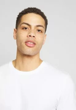 Pier One 3 Pack - Basic T-Shirt - White/Dark Blue/Red 9 Pier One 3 Pack - Basic T-Shirt - White/Dark Blue/Red -Pier One Shop bb58520a3fdd4addbd204975d9a479ed