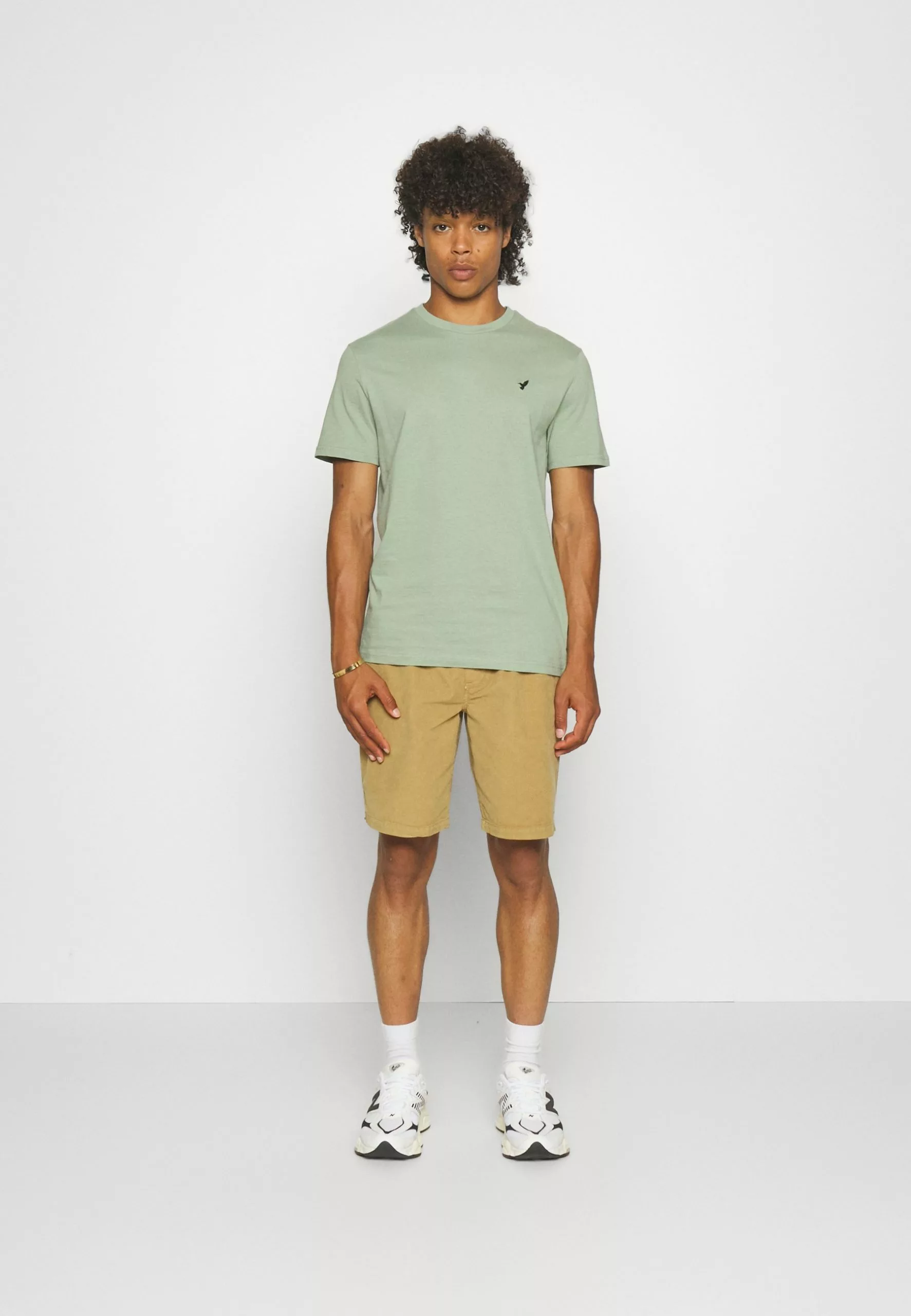 Pier One 3 Pack Unisex - Basic T-Shirt - White/Offwhite /Green 1 Pier One 3 Pack Unisex - Basic T-Shirt - White/Offwhite /Green