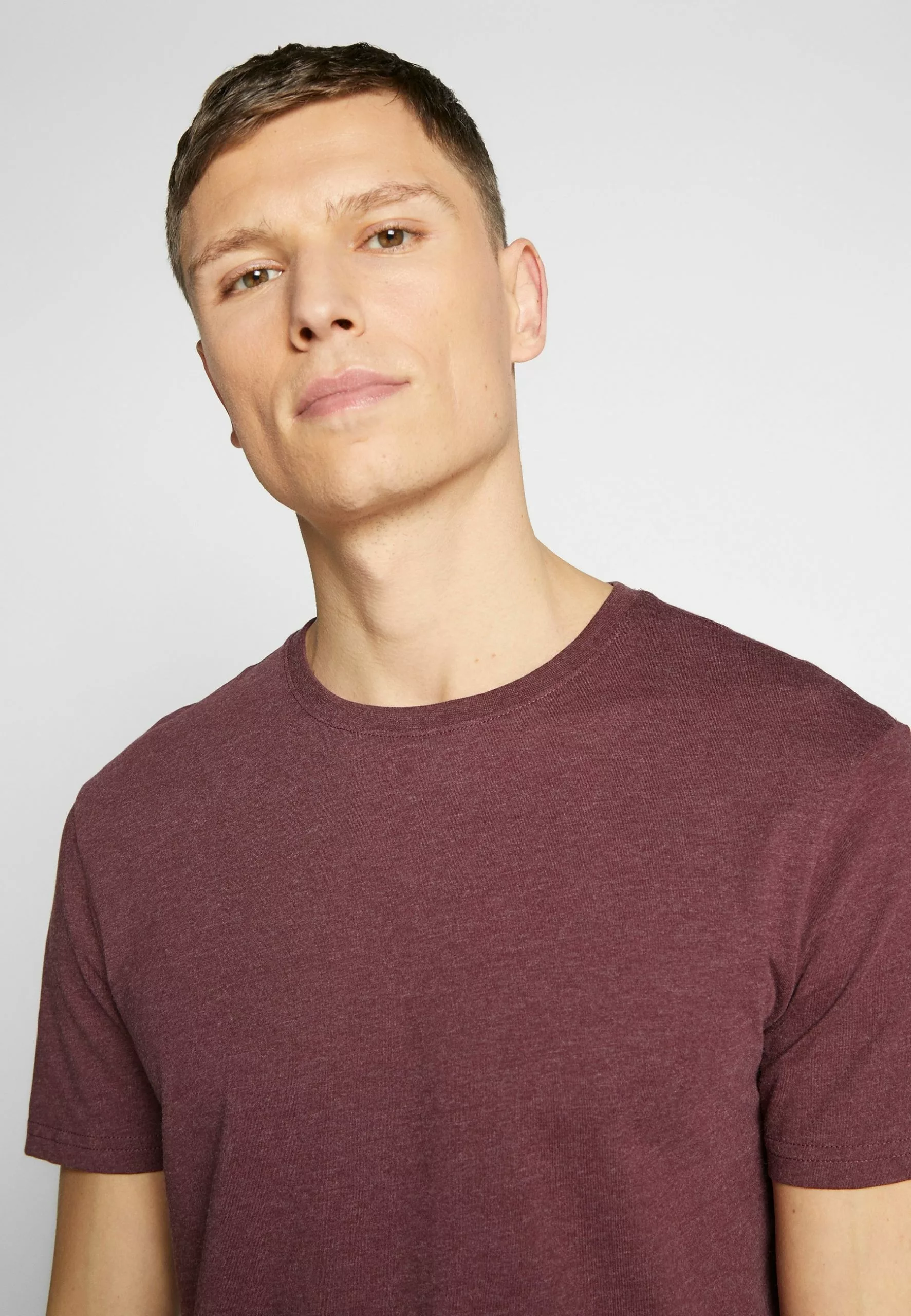 Pier One 3 Pack - Basic T-Shirt - Mottled Bordeaux/White/Blue 5 Pier One 3 Pack - Basic T-Shirt - Mottled Bordeaux/White/Blue - Image 5