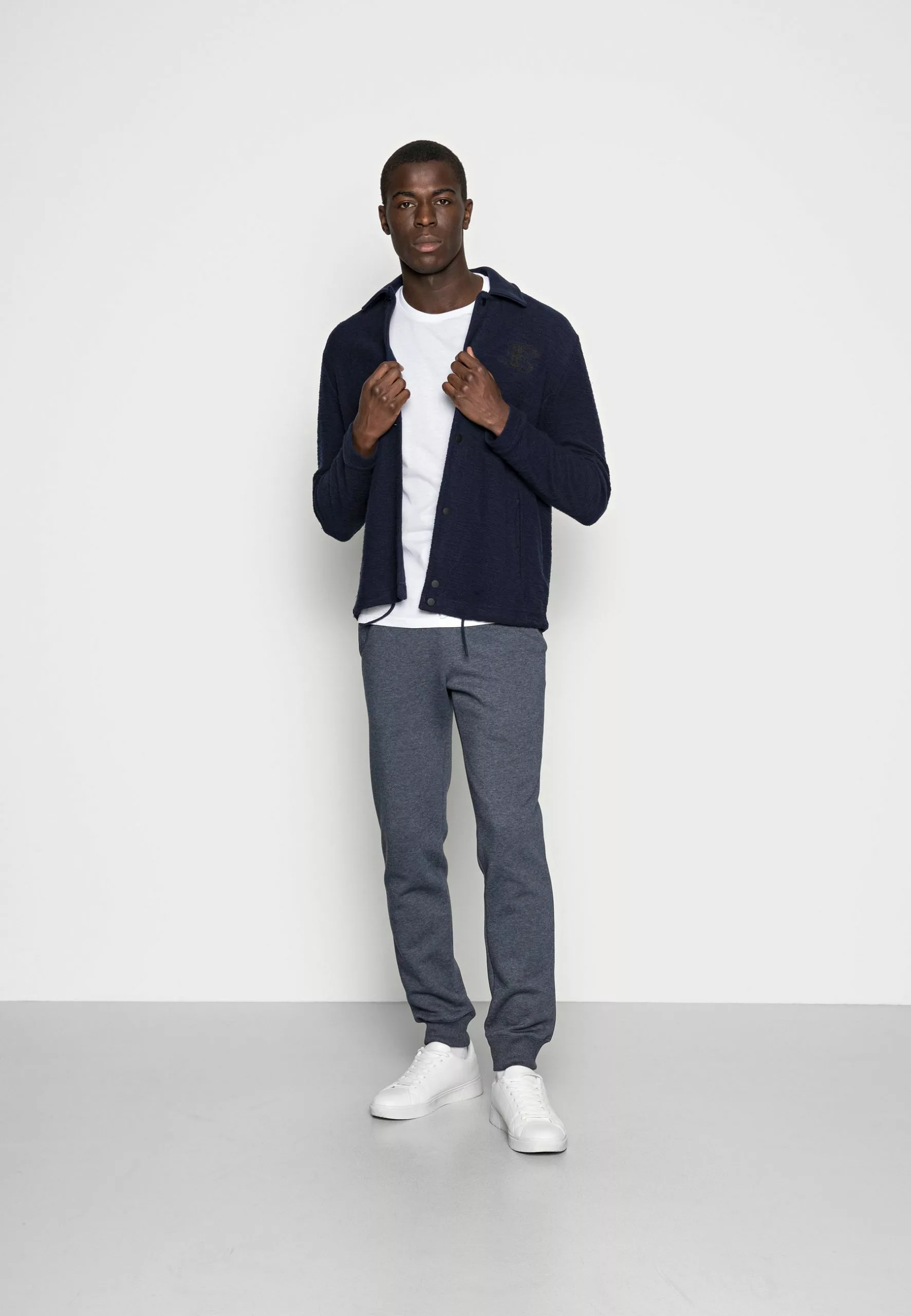 Pier One 3 Pack - Basic T-Shirt - White/Black/Light Grey 1 Pier One 3 Pack - Basic T-Shirt - White/Black/Light Grey