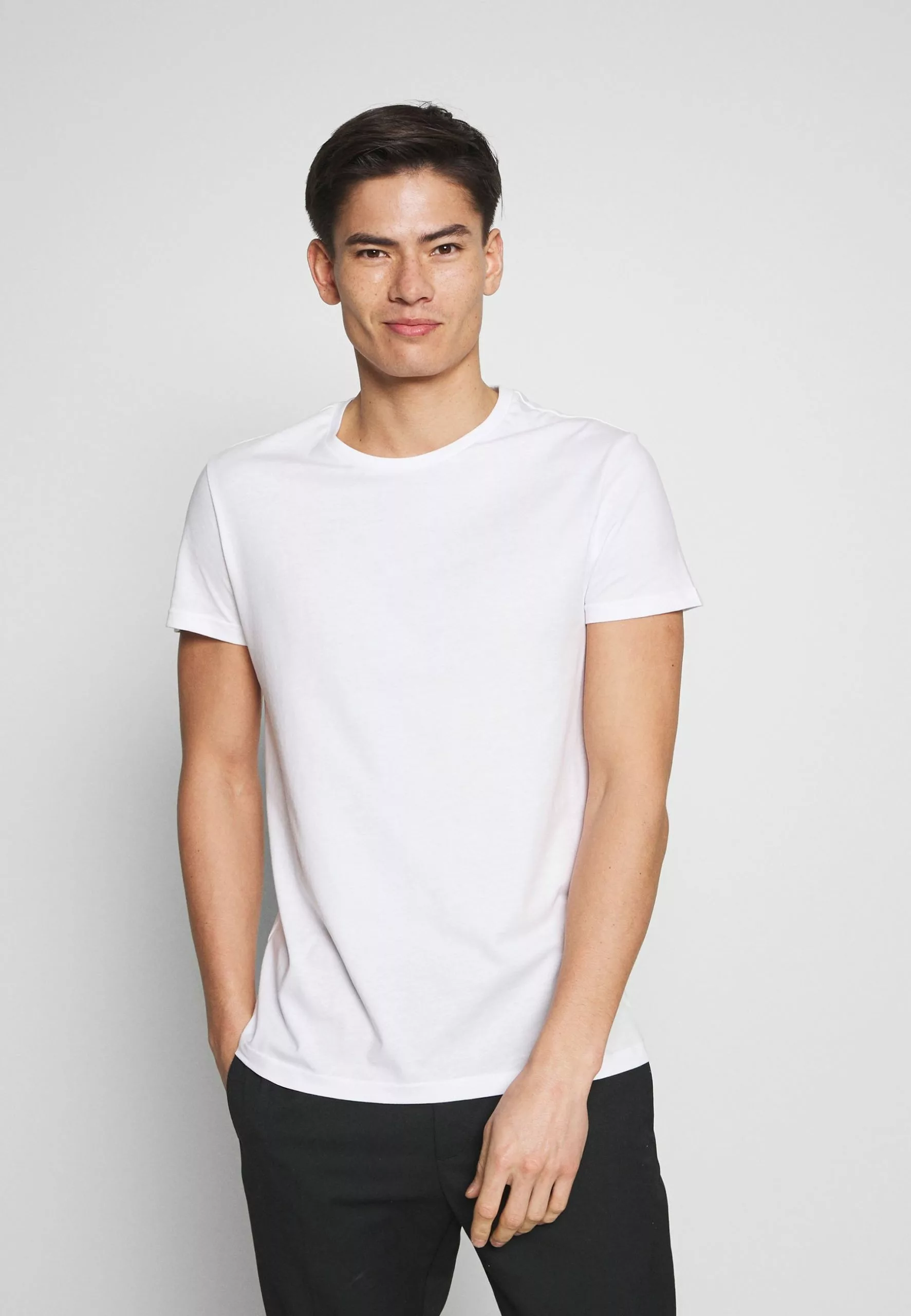 Pier One 5 Pack - Basic T-Shirt - Olive/ White/ Navy /Yellow /Black 2 Pier One 5 Pack - Basic T-Shirt - Olive/ White/ Navy /Yellow /Black - Image 2