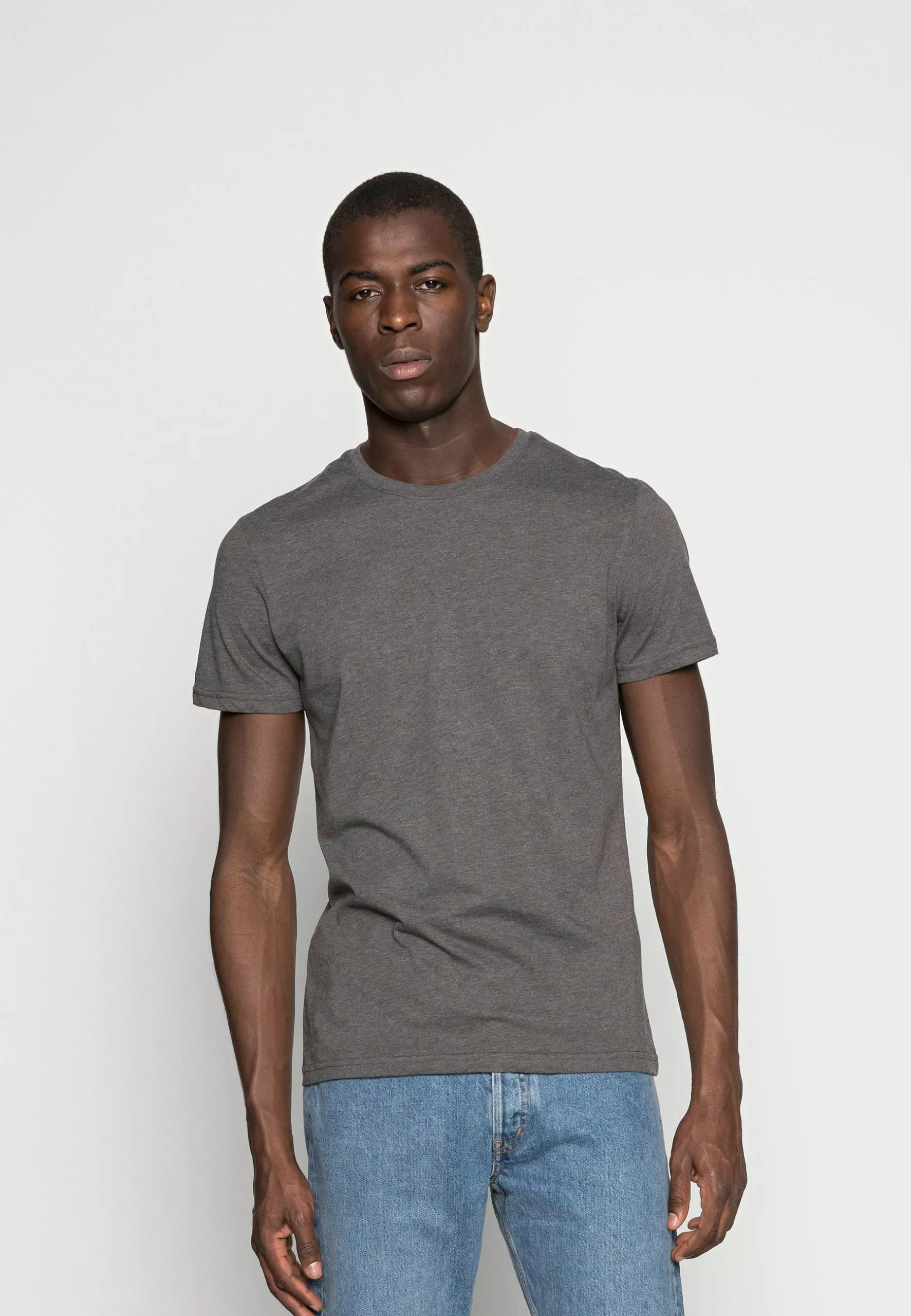 Pier One 3 Pack - Basic T-Shirt - Black/Grey/Green 5 Pier One 3 Pack - Basic T-Shirt - Black/Grey/Green - Image 5