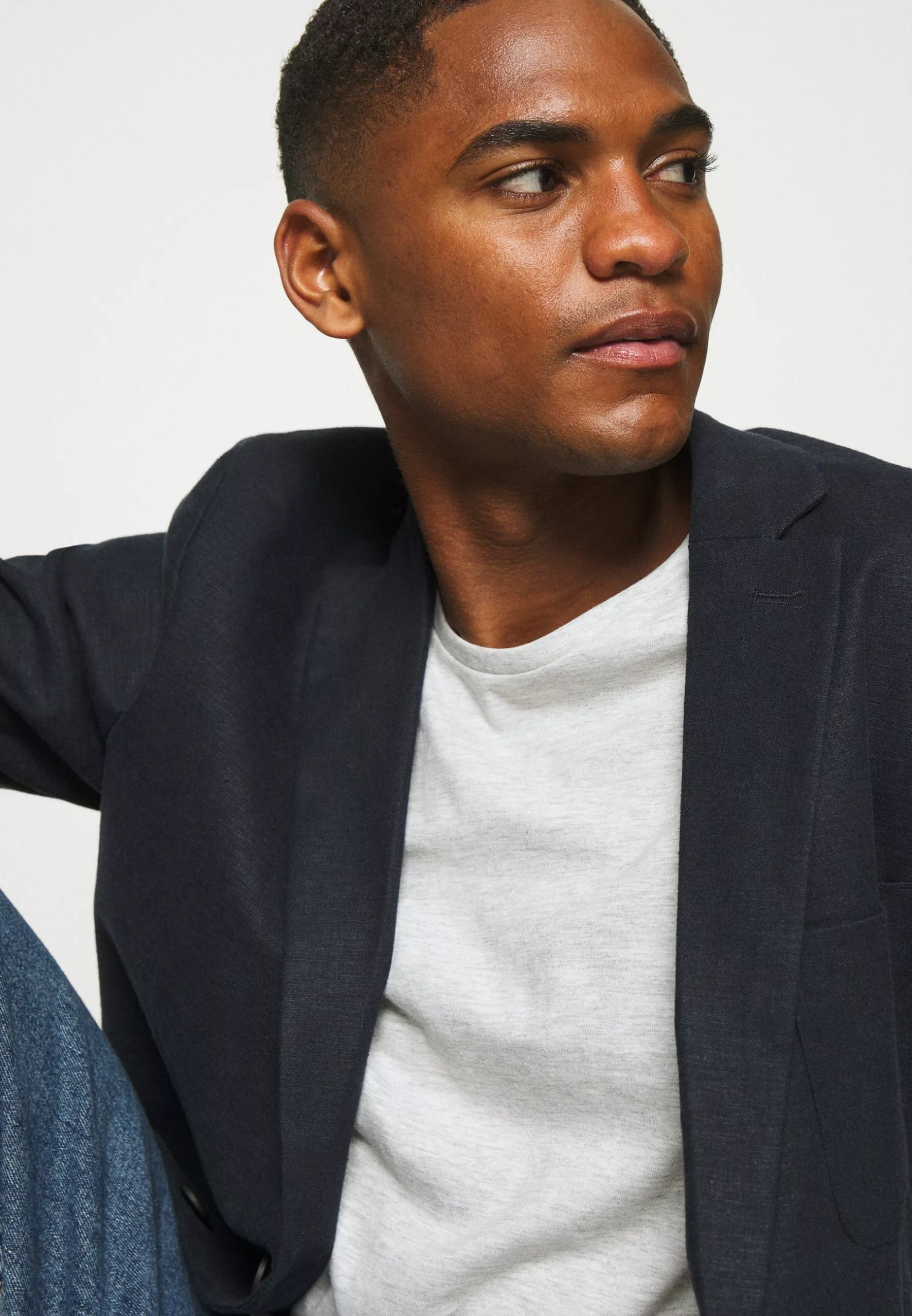 Pier One 5 Pack - Basic T-Shirt - Black/White/Light Grey 6 Pier One 5 Pack - Basic T-Shirt - Black/White/Light Grey - Image 6