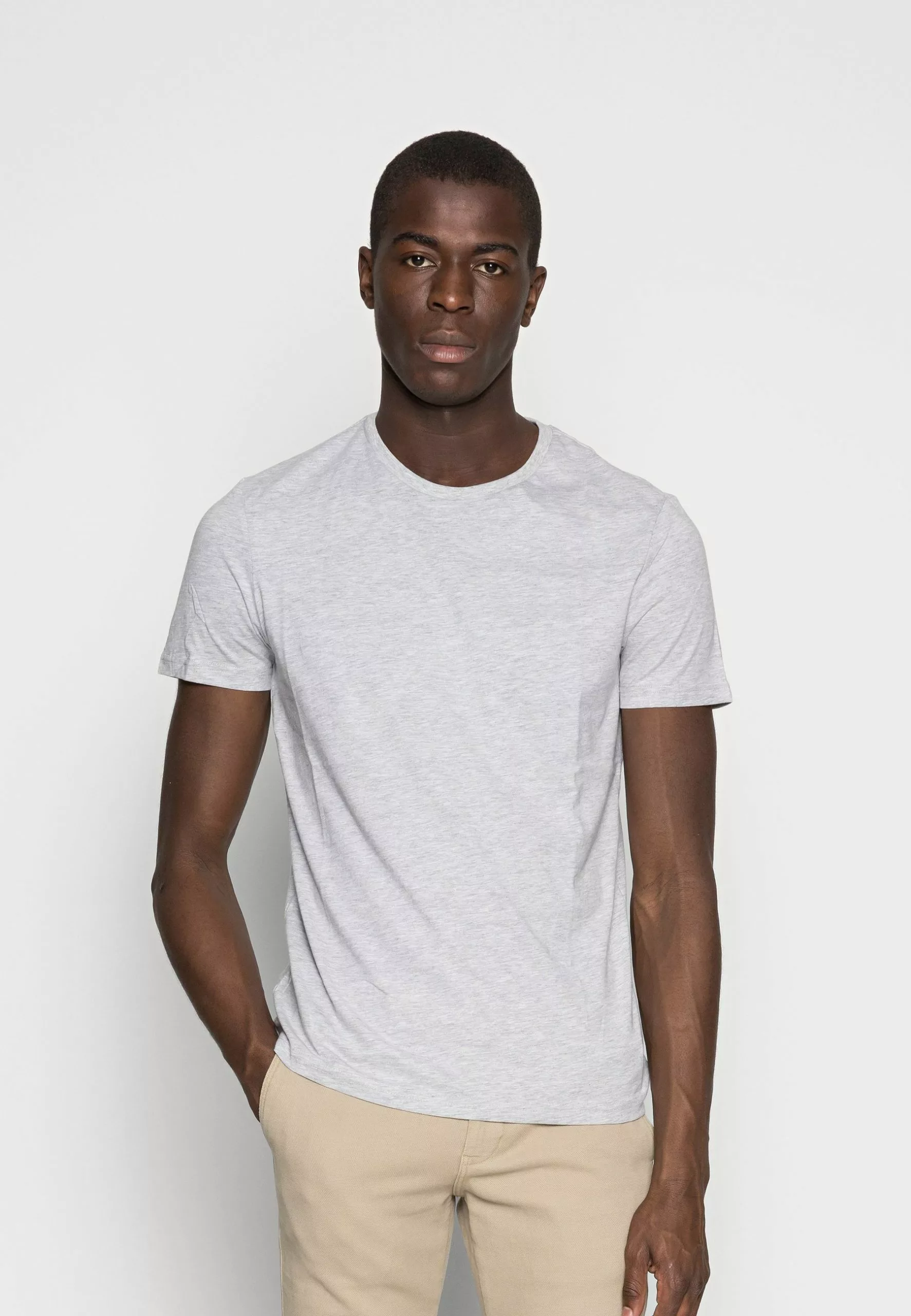 Pier One 5 Pack - Basic T-Shirt - Dark Blue/Grey/Khaki 4 Pier One 5 Pack - Basic T-Shirt - Dark Blue/Grey/Khaki - Image 4