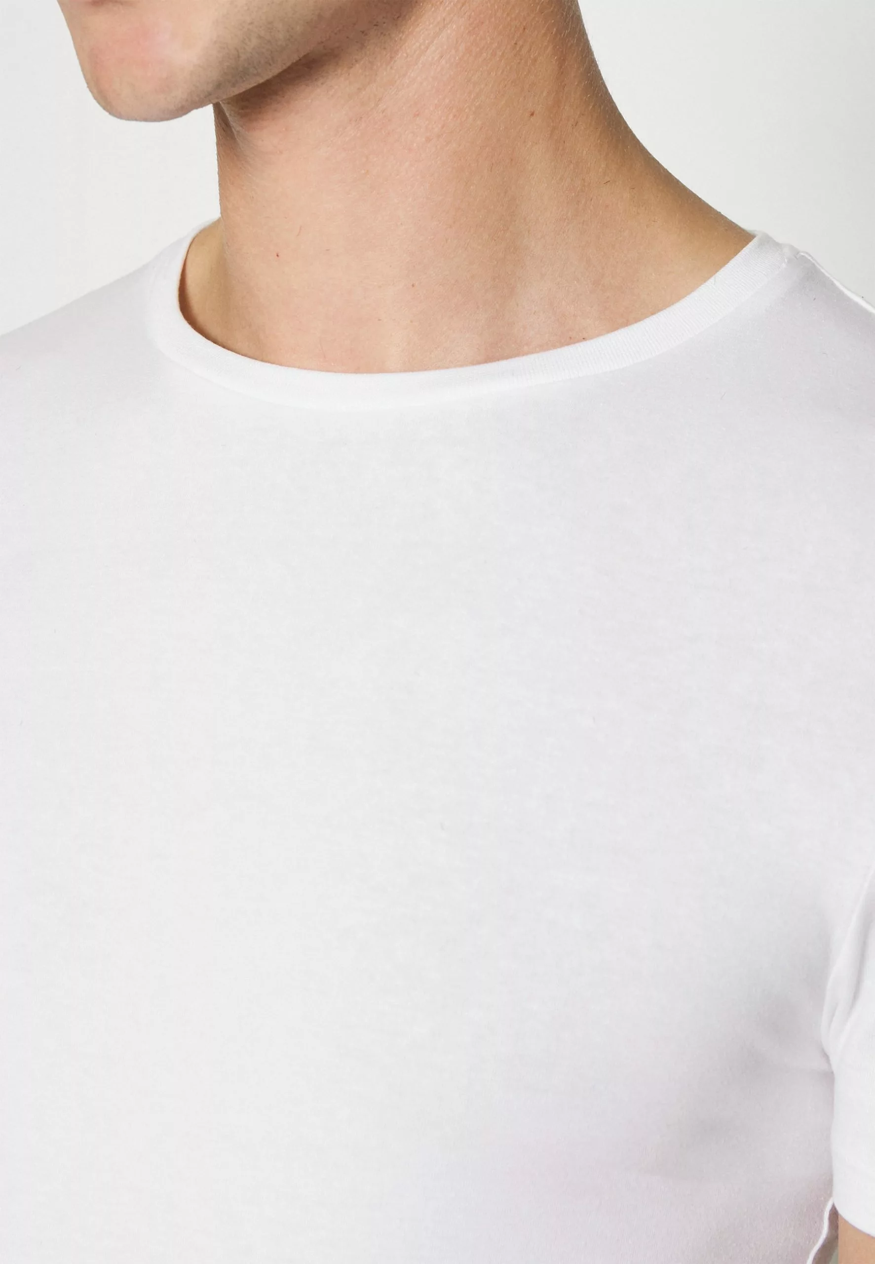 Pier One 3 Pack Muscle Fit- Basic T-Shirt - White 5 Pier One 3 Pack Muscle Fit- Basic T-Shirt - White - Image 5